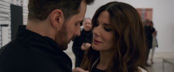 Movie still from “Ocean's Eight” (2018), directed by Gary Ross – A man and a woman looking into each others eyes; Close Up shot, Over the shoulder angle