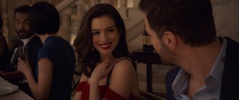 Movie still from “Ocean's Eight” (2018), directed by Gary Ross – A man and a woman are smiling at each other; Close Up shot, Over the shoulder angle