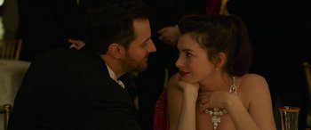 Movie still from “Ocean's Eight” (2018), directed by Gary Ross – A man and a woman looking at one another; Close Up shot, Over the shoulder angle