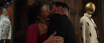 Movie still from “Ocean's Eight” (2018), directed by Gary Ross – A man and a woman kissing each other in front of a door; Close Up shot, High angle