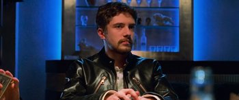 Movie still from “Ocean's Eleven” (2001), directed by Steven Soderbergh – A man wearing a leather jacket sitting in a room; Close Up shot, Over the shoulder angle