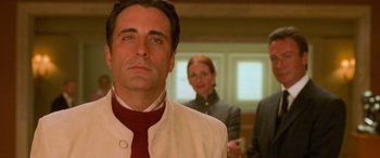 Movie still from “Ocean's Eleven” (2001), directed by Steven Soderbergh – A man wearing a white shirt and a red neck tie; Close Up shot, Low angle