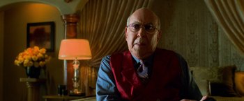 Movie still from “Ocean's Eleven” (2001), directed by Steven Soderbergh – An older man wearing glasses and a red vest; Close Up shot, Over the shoulder angle