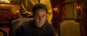 Movie still from “Ocean's Eleven” (2001), directed by Steven Soderbergh – A person sitting in front of a lamp; Close Up shot, High angle