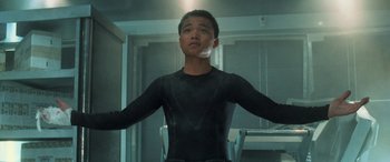 Movie still from “Ocean's Eleven” (2001), directed by Steven Soderbergh – A man in a black shirt is standing in front of a mirror; Medium shot, Low angle