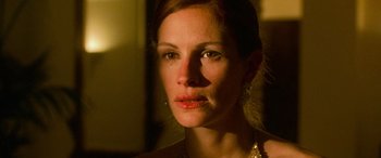 Movie still from “Ocean's Eleven” (2001), directed by Steven Soderbergh – A person wearing a necklace; Close Up shot, Low angle