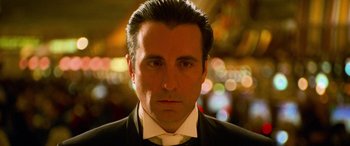 Movie still from “Ocean's Eleven” (2001), directed by Steven Soderbergh – A person wearing a suit and tie; Close Up shot, Low angle