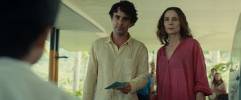 Movie still from “Old” (2021), directed by M. Night Shyamalan – A man and a woman standing next to each other; Medium shot, Over the shoulder angle