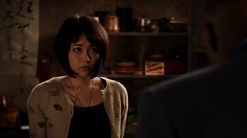 Movie still from “Pacific Rim” (2013), directed by Guillermo del Toro – A woman with a blue phone in her ear; Close Up shot, Over the shoulder angle