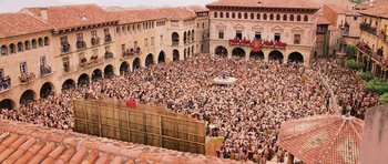 Movie still from “Perfume: The Story of a Murderer” (2006), directed by Tom Tykwer – A large crowd of people gathered in a courtyard; Extreme Wide shot, High angle