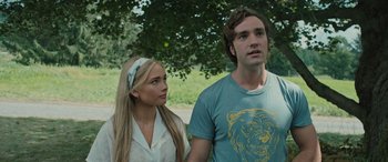 Movie still from “Pet Sematary: Bloodlines” (2023), directed by Lindsey Anderson Beer – A man and a woman standing next to each other under a tree; Close Up shot, Low angle