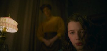 Movie still from “Peter Pan & Wendy” (2023), directed by David Lowery – A young woman standing in front of a man in a yellow shirt; Close Up shot, Over the shoulder angle