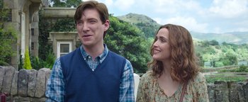 Movie still from “Peter Rabbit 2: The Runaway” (2021), directed by Will Gluck – A man and a woman standing next to each other; Medium shot, Over the shoulder angle