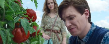 Movie still from “Peter Rabbit 2: The Runaway” (2021), directed by Will Gluck – Two people standing next to each other near a tomato plant; Close Up shot, Low angle