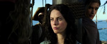 Movie still from “Pirates of the Caribbean: Dead Men Tell No Tales” (2017), directed by Espen Sandberg – A beautiful woman standing next to a man in a pirate hat; Close Up shot, Low angle
