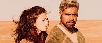 Movie still from “Pitch Black” (2000), directed by David Twohy – A man and a woman standing next to each other in the desert; Close Up shot, Over the shoulder angle