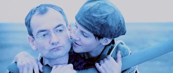 Movie still from “Pitch Black” (2000), directed by David Twohy – A man and a woman are kissing each other; Close Up shot, Over the shoulder angle