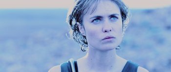 Movie still from “Pitch Black” (2000), directed by David Twohy – A person with wet hair; Close Up shot, Over the shoulder angle