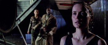 Movie still from “Pitch Black” (2000), directed by David Twohy – A man and a woman standing next to each other; Close Up shot, Over the shoulder angle