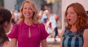 Movie still from “Pitch Perfect” (2012), directed by Jason Moore – Two women standing next to each other in front of a building; Medium shot, Over the shoulder angle