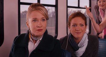 Movie still from “Pitch Perfect” (2012), directed by Jason Moore – Two women sitting next to each other on a bus; Close Up shot, Over the shoulder angle