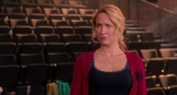 Movie still from “Pitch Perfect” (2012), directed by Jason Moore – A woman standing in front of an audience in a theater; Close Up shot, Over the shoulder angle