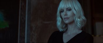 Movie still from “Atomic Blonde” (2017), directed by David Leitch – A woman with blonde hair is looking at the camera; Close Up shot, Low angle