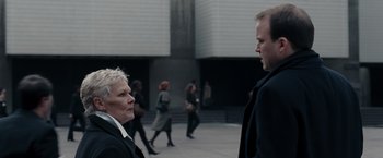 Movie still from “Quantum of Solace” (2008), directed by Marc Forster – Two people are talking to each other on the sidewalk; Medium shot, Over the shoulder angle