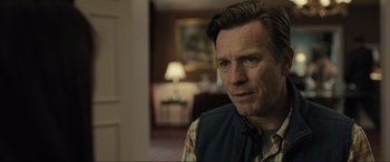 Movie still from “Raymond & Ray” (2022), directed by Rodrigo García – A person in a room; Close Up shot, Over the shoulder angle