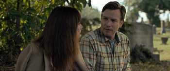 Movie still from “Raymond & Ray” (2022), directed by Rodrigo García – A man and a woman talking to each other outside; Close Up shot, Over the shoulder angle