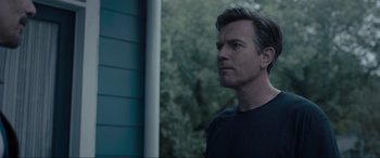 Movie still from “Raymond & Ray” (2022), directed by Rodrigo García – A person standing outside of a house; Close Up shot, Over the shoulder angle