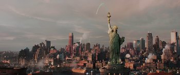 Movie still from “Ready Player One” (2018), directed by Steven Spielberg – The statue of liberty stands in front of the city skyline; Extreme Wide shot, Low angle