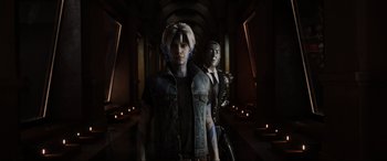 Movie still from “Ready Player One” (2018), directed by Steven Spielberg – A man and a woman are standing next to each other in a hallway; Medium shot, Over the shoulder angle