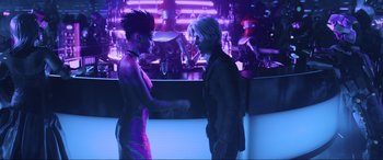 Movie still from “Ready Player One” (2018), directed by Steven Spielberg – A man and a woman are shaking hands in front of a bar; Medium shot, Over the shoulder angle