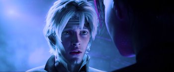 Movie still from “Ready Player One” (2018), directed by Steven Spielberg – A person with a white wig; Close Up shot, Over the shoulder angle