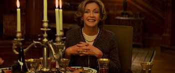 Movie still from “Red Dragon” (2002), directed by Brett Ratner – A woman sitting at a table with a plate of food in front of her; Medium shot, Over the shoulder angle