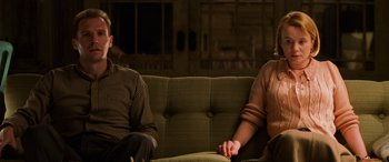 Movie still from “Red Dragon” (2002), directed by Brett Ratner – A man and woman sitting on a green couch; Medium shot, Over the shoulder angle