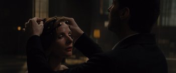 Movie still from “Reminiscence” (2021), directed by Lisa Joy – A man is putting makeup on a woman's face; Close Up shot, Over the shoulder angle