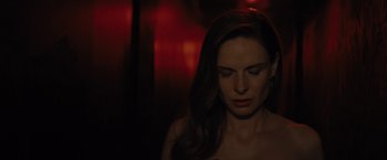 Movie still from “Reminiscence” (2021), directed by Lisa Joy – A woman with long dark brown hair is looking down at her face; Close Up shot, Over the shoulder angle
