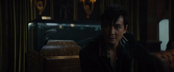 Movie still from “Reminiscence” (2021), directed by Lisa Joy – A person sitting in a room; Close Up shot, Over the shoulder angle