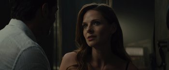 Movie still from “Reminiscence” (2021), directed by Lisa Joy – A woman with long red hair is looking at a man; Close Up shot, Over the shoulder angle