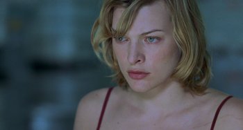 Movie still from “Resident Evil” (2002), directed by Paul W.S. Anderson – A person with short blonde hair; Close Up shot, Over the shoulder angle