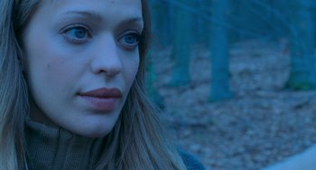 Movie still from “Resident Evil” (2002), directed by Paul W.S. Anderson – A person with blue eyes; Close Up shot, Over the shoulder angle