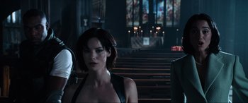 Movie still from “Resident Evil: Apocalypse” (2004), directed by Alexander Witt – A woman standing in front of a building; Medium shot, Low angle