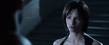 Movie still from “Resident Evil: Apocalypse” (2004), directed by Alexander Witt – A person with short black hair; Close Up shot, Over the shoulder angle
