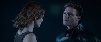 Movie still from “Resident Evil: Apocalypse” (2004), directed by Alexander Witt – A man and a woman standing next to each other in front of a wall; Close Up shot, Over the shoulder angle