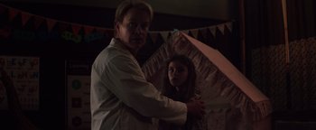 Movie still from “Resident Evil: Welcome to Raccoon City” (2021), directed by Johannes Roberts – A man and a woman standing next to each other in a room; Medium shot, Over the shoulder angle