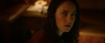 Movie still from “Resident Evil: Welcome to Raccoon City” (2021), directed by Johannes Roberts – A person with wet hair; Close Up shot, Over the shoulder angle