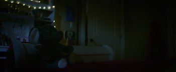 Movie still from “Resident Evil: Welcome to Raccoon City” (2021), directed by Johannes Roberts – A teddy bear sitting on top of a bed next to a bath tub; Close Up shot, High angle