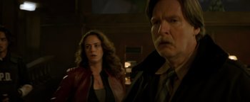 Movie still from “Resident Evil: Welcome to Raccoon City” (2021), directed by Johannes Roberts – A man and a woman standing next to each other; Close Up shot, Over the shoulder angle